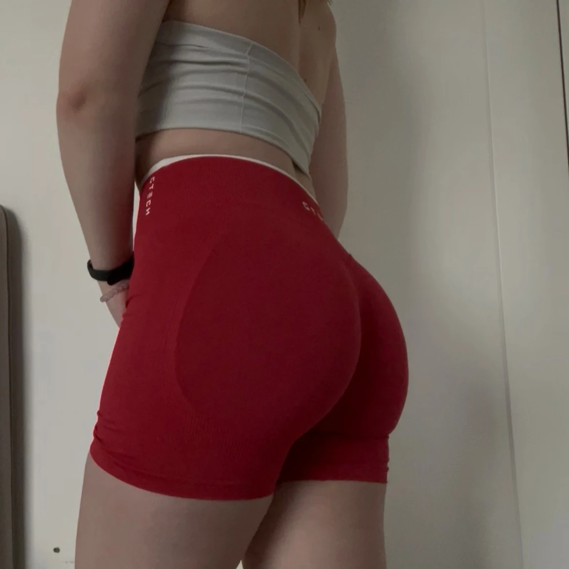 GTECH - Align Seamless Scrunch Shorts röd (S)