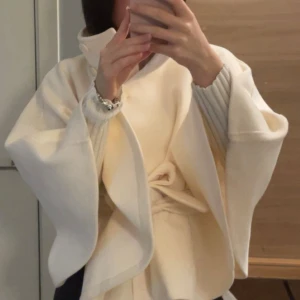 Vit omlott kappa med bälte - Säljer min fina cape från Gina tricot (slutsåld) i färgen vit. Den är som ny så inga defekter, storlek xs/s 