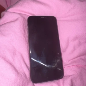 iPhone X - Snygg iPhone X i svart med 256GB lagringsutrymme och 84% batterihälsa. Fungerar som den ska. Säljs då jag nyligen köpt ny telefon 🤗