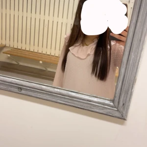 Ljus rosa blus  - Supersöt ljusrosa blus. Den är väldigt tunn och den är genomskinlig, jag har en vit linne under den. Man kan också inte ha ett linne det är fint också.