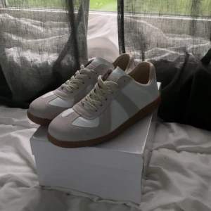 Maison Margiela skor  - Grå vita maison margiela skor mycket var skick. Storlek 43. Fråga gärna om ni har frågor 