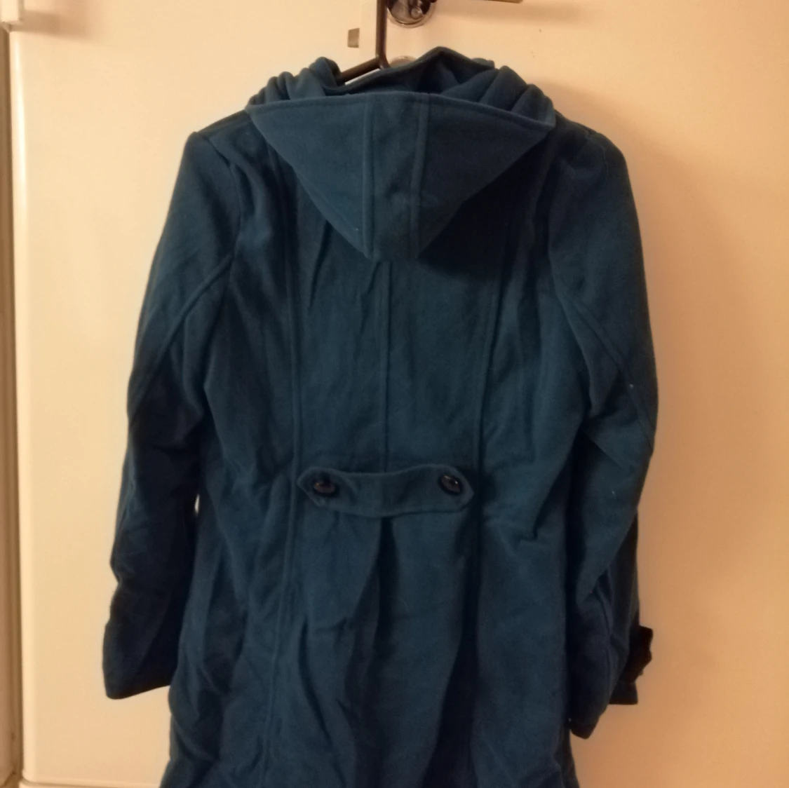 Blå kappa med huva och knappar - 2