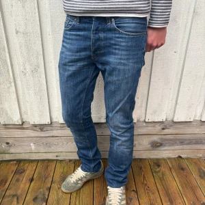 ACNE STUDIOS JEANS - Säljer nu dessa sjukt clean jeans av märket ”Acne Studios”!🌤️🍁| Modellen heter ”Roc Verakai” och sitter slim/straight!🫰🏻| Uppsydda från 30/34 till 30/32 | Hör gärna av dig vid frågor!✌🏻👑