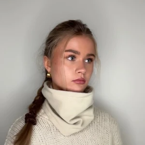 Beige buff - Beige buff som såväl är funktionell som snygg. Tillverkad i mjuk fleece som känns skön mot huden och håller dig varm under kyliga dagar. Enkel och stilren design som passar till de flesta outfits.