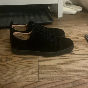 Louboutin skor  - Louboutin skor i storlek 41 har använts men har inga skador