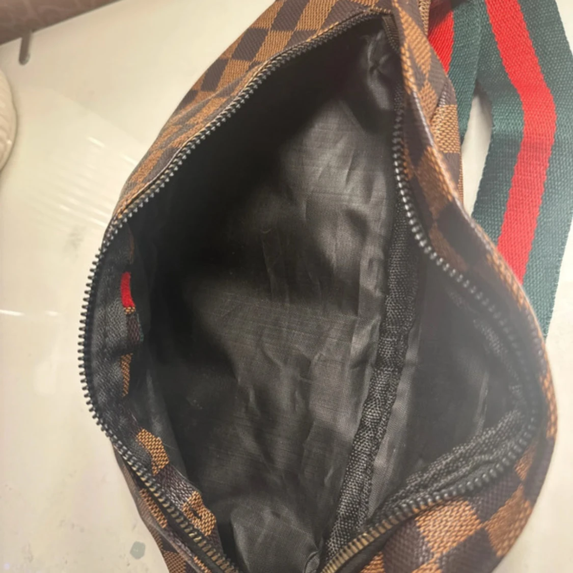 Brun rutig magväska med röd/grön rem - 1