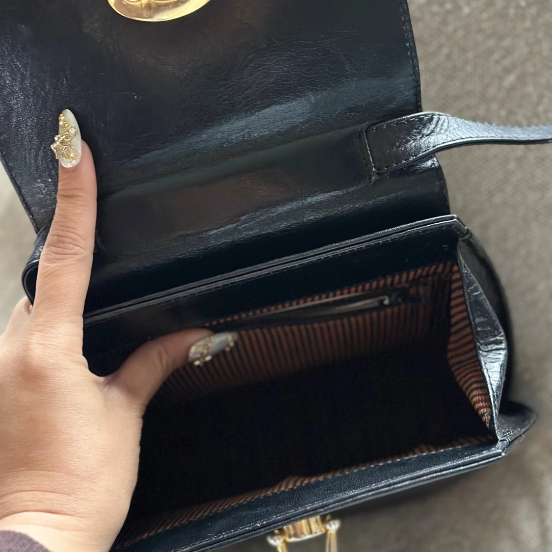 Svart axelväska från JOOP! och brun handväska - 2