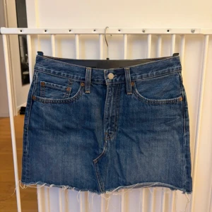 Levi’s kjol - Köpt från Vinted men var dessvärre för stor. Bilderna är från den tidigare säljaren. Fint skick. Storlek 27.