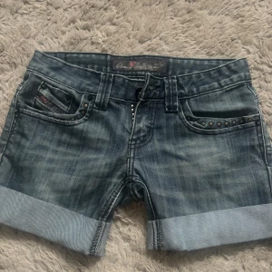 Lågmidjade jeansshorts - Skitsnygga blåa lågmidjade jeansshorts från Cherry Diffusion. Väldigt bra skick ❤️