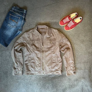 Field jacka  -  Tja allihopa nu säljer jag min pappas gamla field jacka då den tyvärr inte passar. märket är esprit Och den är ju väldigt fint skick. Jackan passar dig som bär storlek large. Jag tar jättegärna byten som vanligt om du bor i Stockholm eller lägg ett prisförslag. Har du några ytterligare frågor eller vill se Lite flera bilder på jackan är det bara att höra av dig