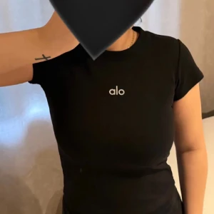 Svart t-shirt med logga - Svart t-shirt med vit logga tryckt på bröstet. Klassisk rund halsringning och korta ärmar. T-shirten är i mjuk bomull och har en clean, stilren look som passar perfekt till streetwear eller träning.🫶🏻