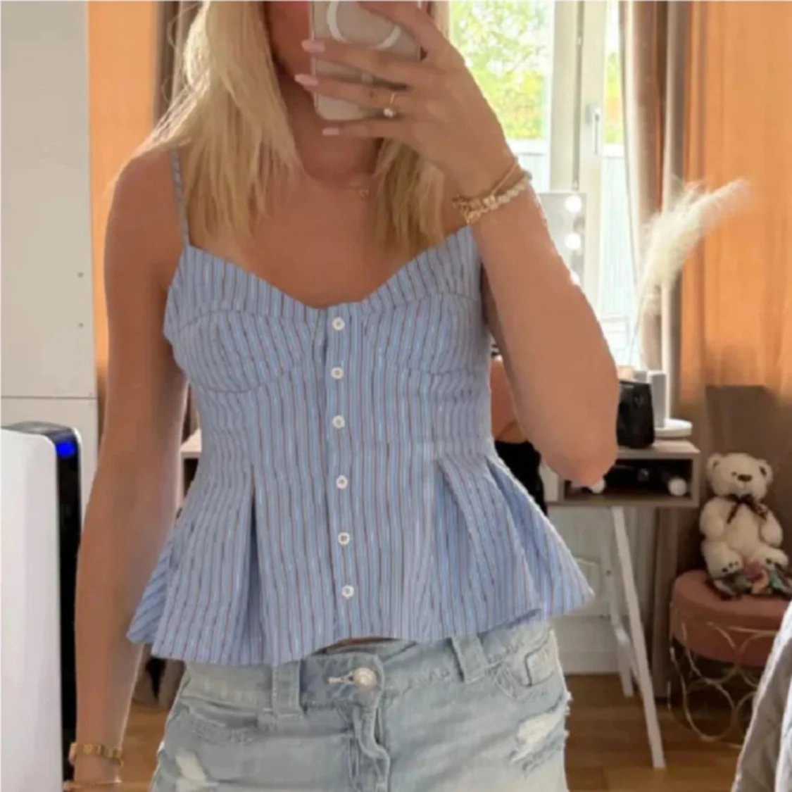 Blåvit randig linnetopp med knappar