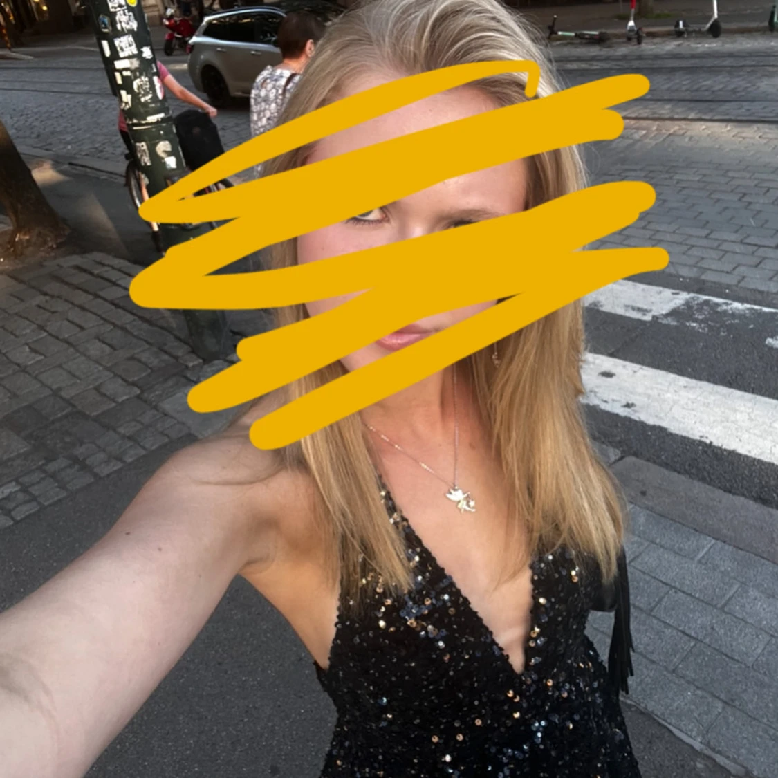 Svart glittrig kortklänning med djup v-ringning - 1