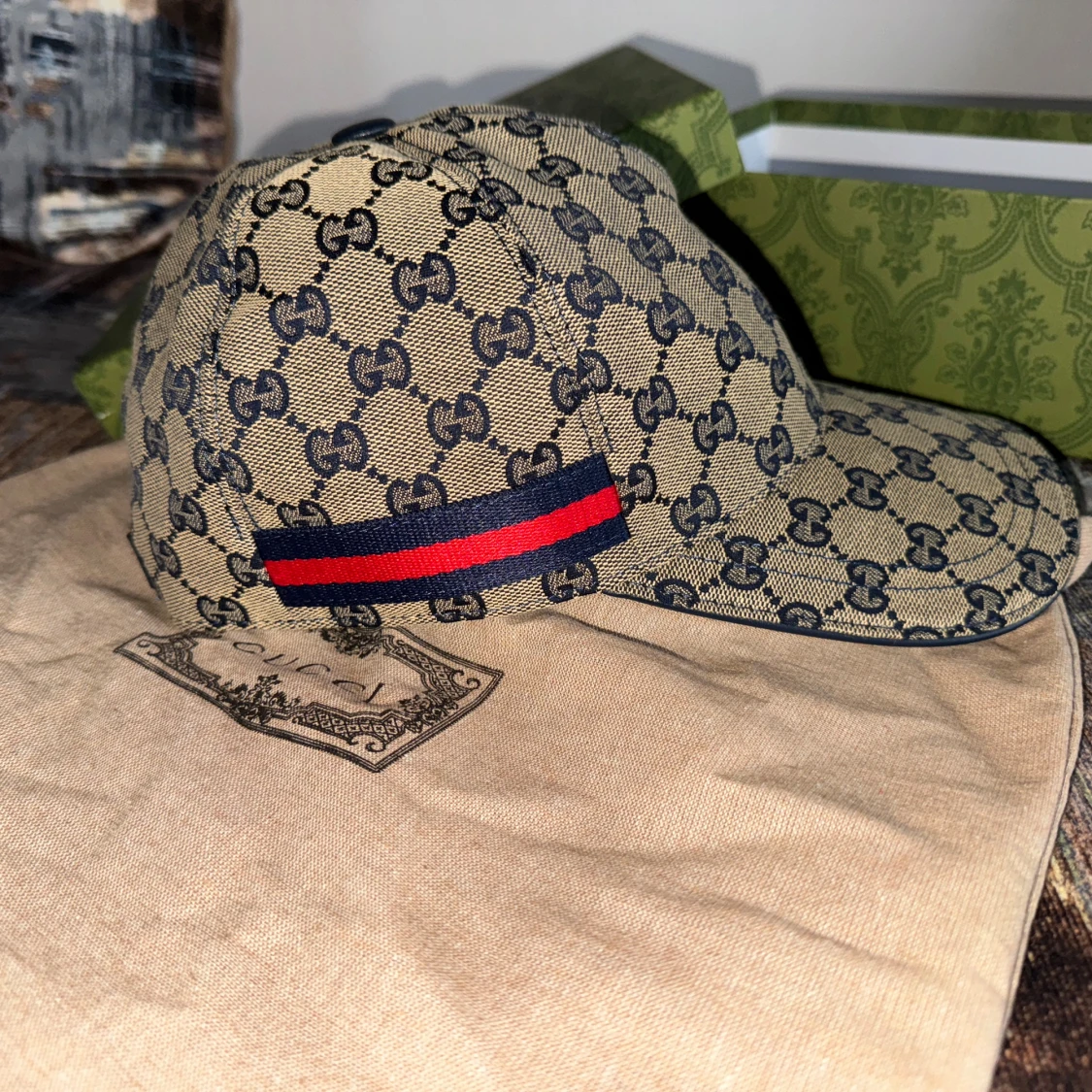 Gucci keps med GG-mönster och röd-blå detalj