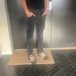 Dondup jeans - Dondup jeans!! | Säljer dem här supersnygga Dondup jeansen 💫 | Jeansen  är i W31 o i en tvär fet tvätt  | Mått längd: 98cm midjebredd: 40cm | Jeansen är 9/10 skick och i en slim model 🌟| Nypris - Runt 2999 sek | Pris kan diskuteras vid snabb affär!! 💸 | För flera bilder eller frågor så är det bara att kontakta mig📩