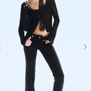 Svarta bootcut jeans låg midja - Snygga svarta jeans med bootcut passform och låg midja, jeans är i storlek 28/32 och är lite slitna mellan benen och längst ner❤️Märket är även av längst bak på jeansen