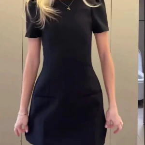 Zara klänning - Så snygg slutsåld klänning från zara. Den har raka fickor (inte riktiga) och är figursydd med lite puffiga ärmar. Prislappen kvar