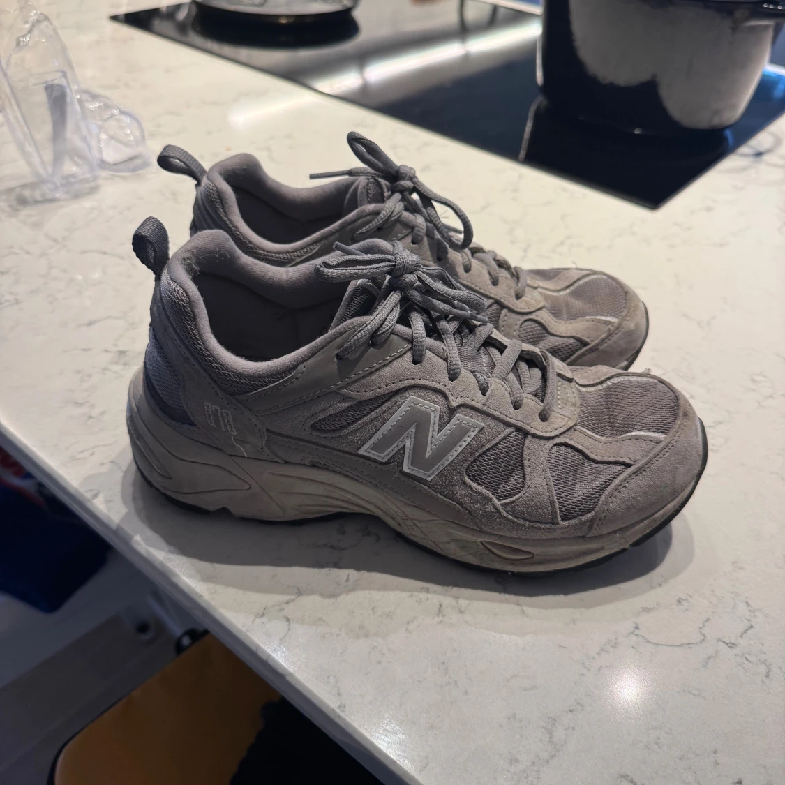 Grå New Balance sneakers