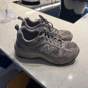 Grå New Balance sneakers - Säljer ett par grå New Balance sneakers. Köpta för 1500kr.