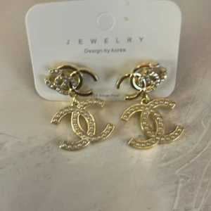 Snygga örhönge  - Channel  örhönge jätte populärt modell 