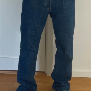 Jeans - Weekday barrel jeans. W30.
