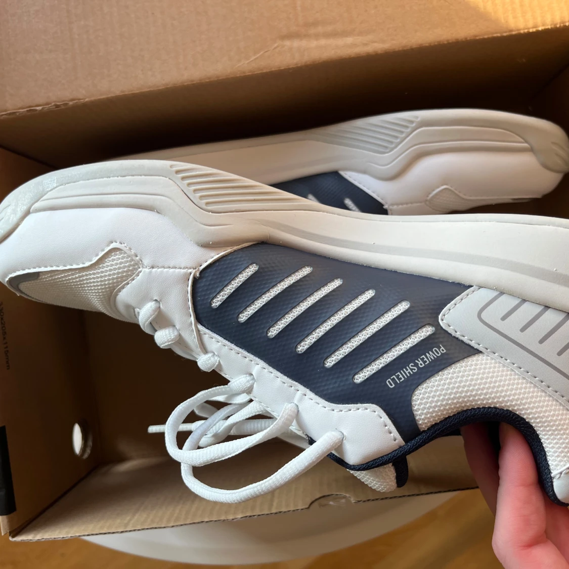 Vita och marinblå sneakers från Hummel - 2