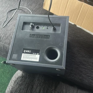 Philips PC-högtalare med subwoofer + Water Dance LED-högtalare - Snyggt paket med Philips PC-högtalare, subwoofer och ett par Water Dance LED-högtalare. Philips-högtalarna är i gott skick med tydlig logga, subwoofern har volymkontroll och anslutningar. Water Dance-högtalarna har cool LED-effekt. Mindre yttre slitage syns, allt fungerar.Basslåda 