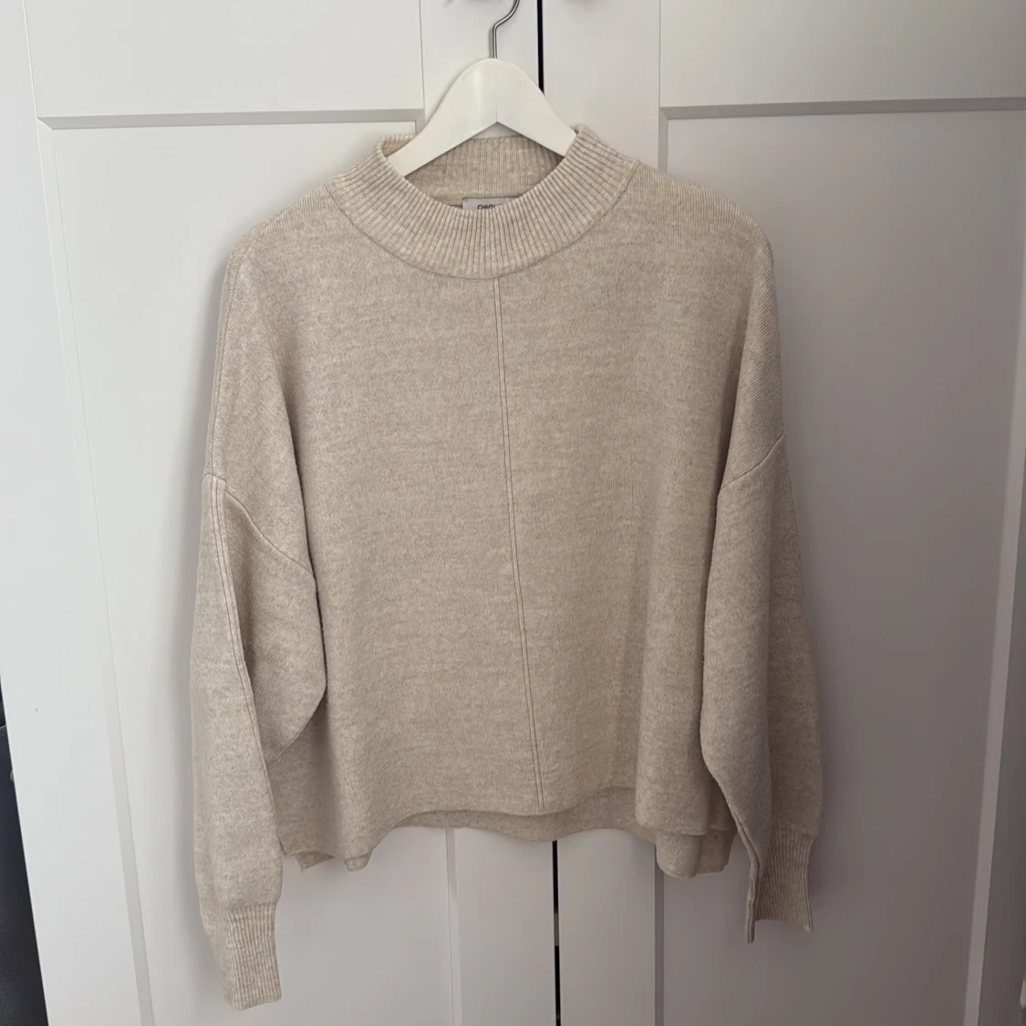 Beige stickad tröja från Chiquelle