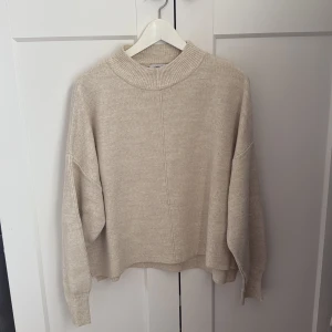 Beige stickad tröja från Chiquelle - Beige stickad tröja från Chiquelle i storlek XS/S. 