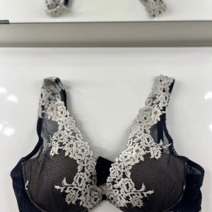 Intimissimi bh  - Intimissimi bh. Den är använd men fortfarande i fint skick, stl 75 C 