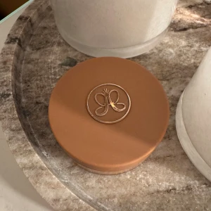 Anastasia Beverly Hills Cream Bronzer Golden Tan - Anastasias kräm bronser i Golden Tan, säljer på grund av att den är för varm för mig. Den blandar ut väldigt fint och är enkel att använda. Jag har använt den en del, men det finns väldigt mycket produkt kvar. Priset kan diskuteras, hör gärna av dig vid frågor🤎