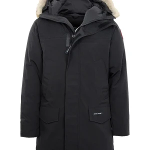 Svart dunparkas från Canada Goose - Säljer en svart dunparkas från Canada Goose med huva och snygg pälsdetalj. Jackan har flera praktiska fickor, dragkedja och långärmad design. Perfekt för kalla dagar och har en klassisk, stilren look.