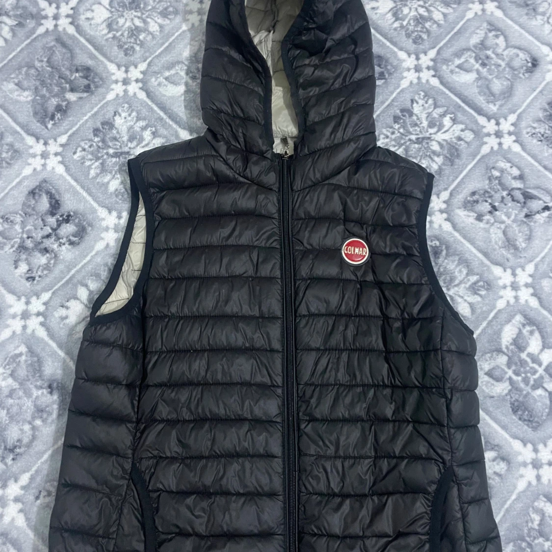 Svart dunväst från Colmar med huva