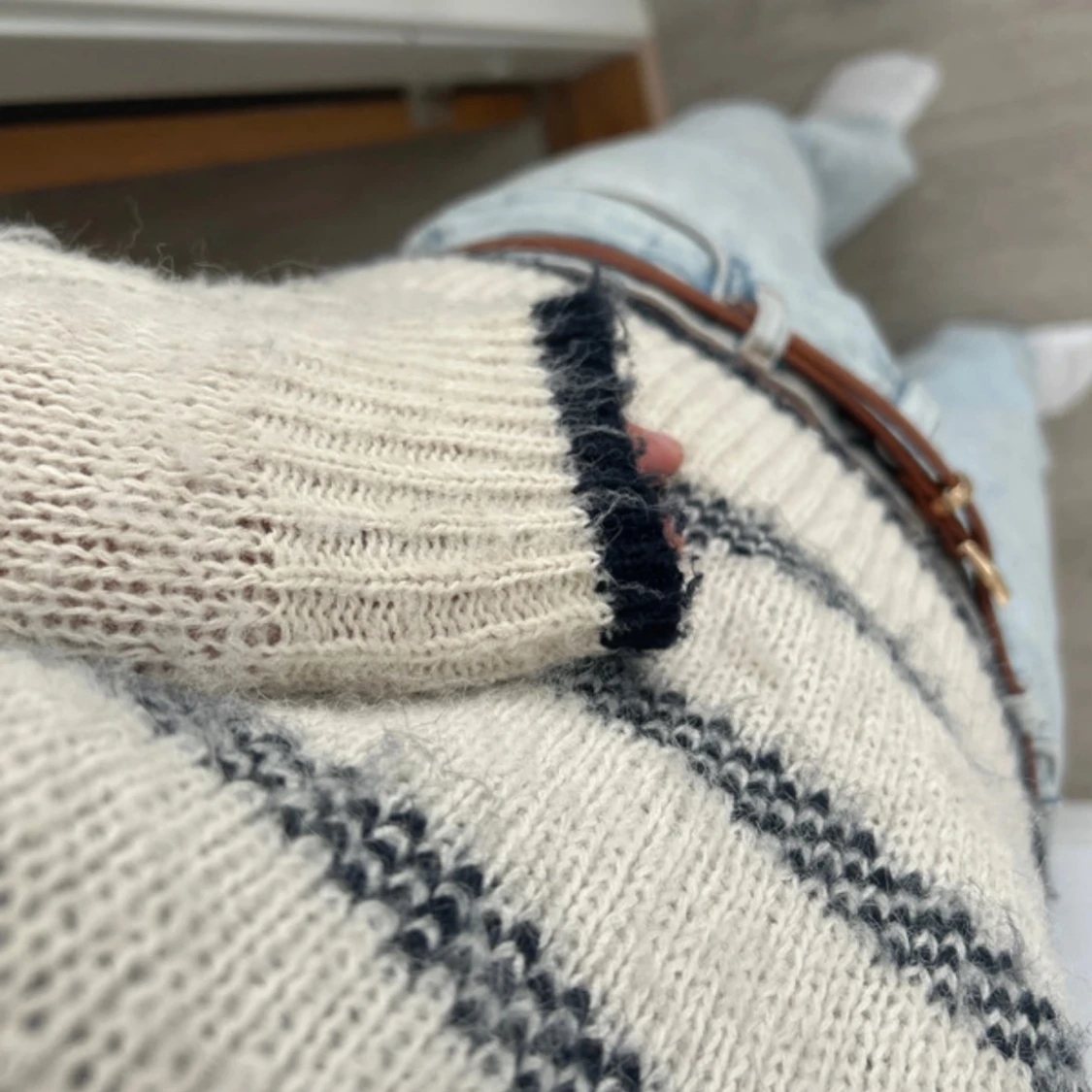 Randig stickad tröja i vitt och blått - 1