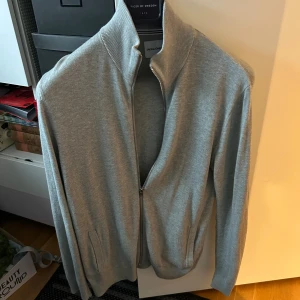 Grå kofta - Snygg grå kofta med hel dragkedja. Perfekt för lager-på-lager och passar perfekt till skola eller jobb! Från Jack and Jones är denna mjuka kofta suverän till höst och vintertid! 🥶 