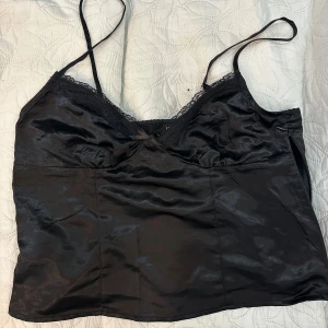 Svart satin topp från H&M  - Tyvärr för liten för mig, har en dragkedja på sidan