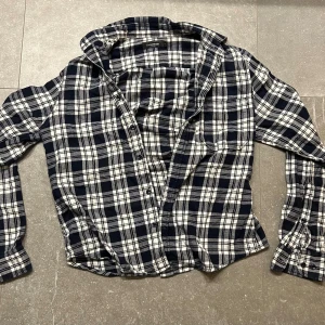 Flanell skjorta  - En super snygg flanell skjorta ifrån dressman i ny skick, tröjan är i storlek S och pass perfekt nu till hösten!