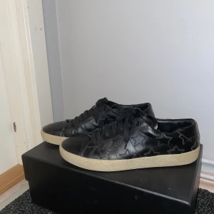 Saint Laurent Shoes - Ett par super snygga 🤩 Saint Laurent skor i storlek 42 👍 Skorna är super bra skick och använda ett fåtal gånger. Allt på bilden kommer med plus dustbags👌
