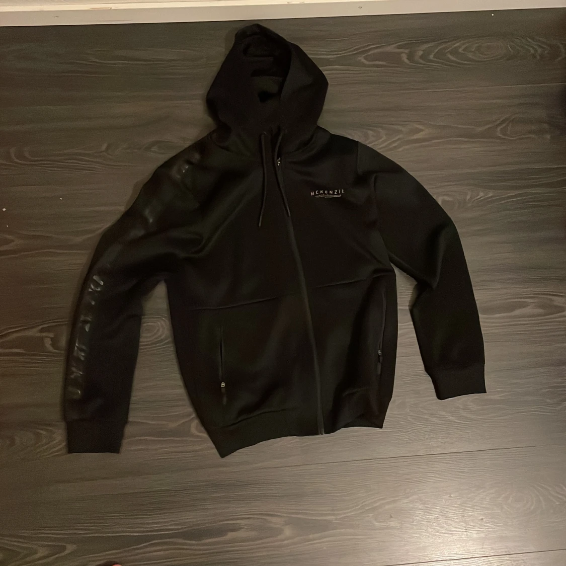 Svart hoodie från McKenzie med dragkedja