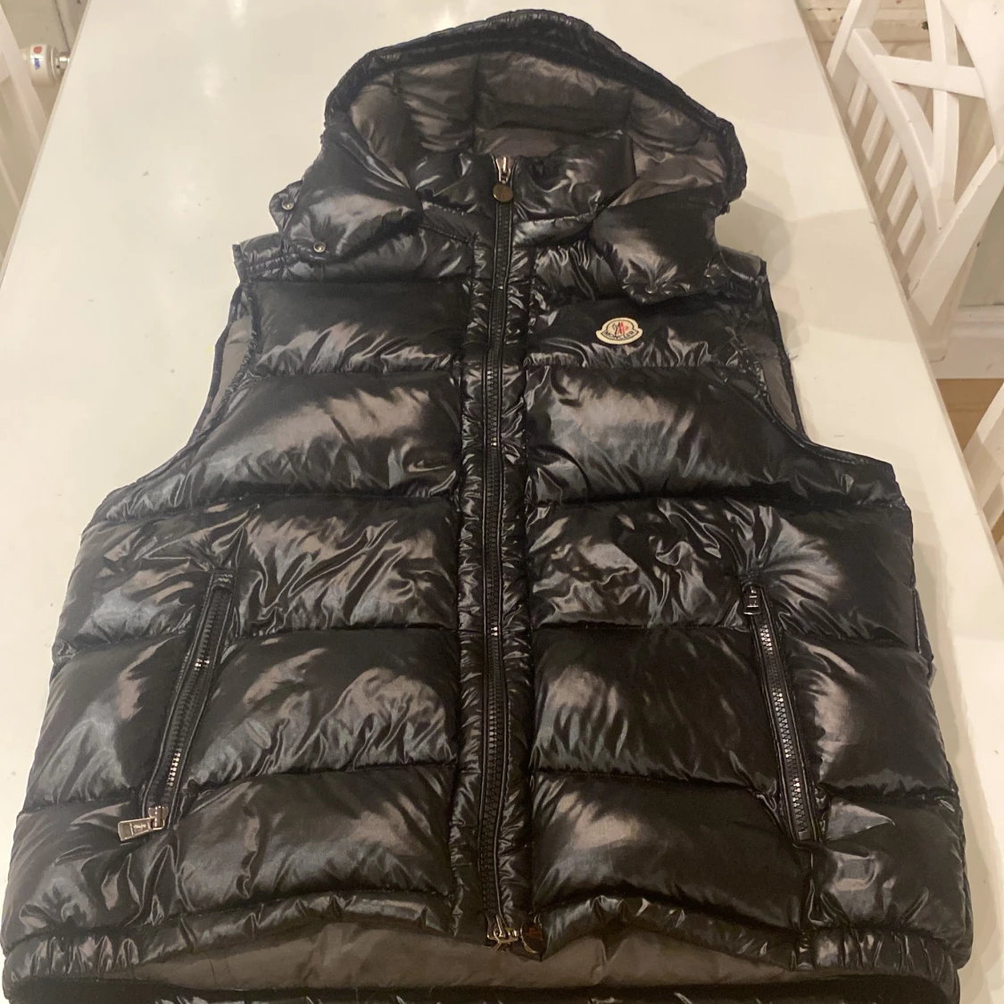 Svart dunväst från Moncler med huva