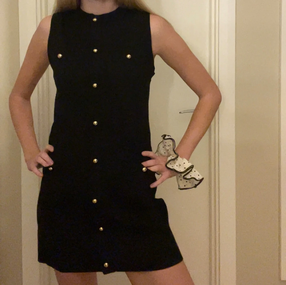 Svart ärmlös kortklänning med guldknappar - 3