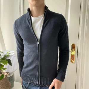 Dobber full zip cardigan  - Dobber full zip cardigan i storlek S. Modellen är 180 cm 75 kg. Inga defekter! Sitter hur skönt som helst! 