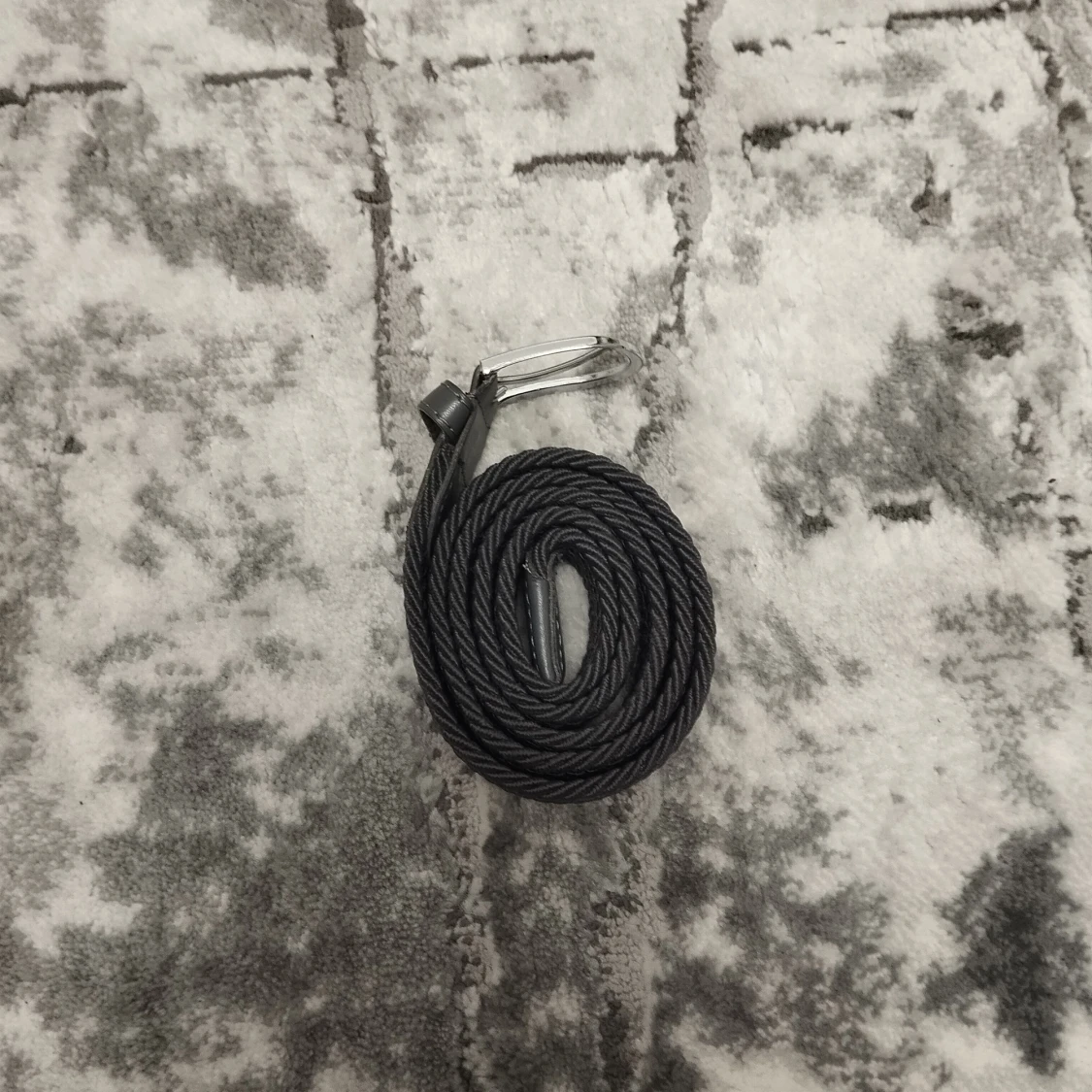 Grå flätat bälte med silverfärgat spänne - 1