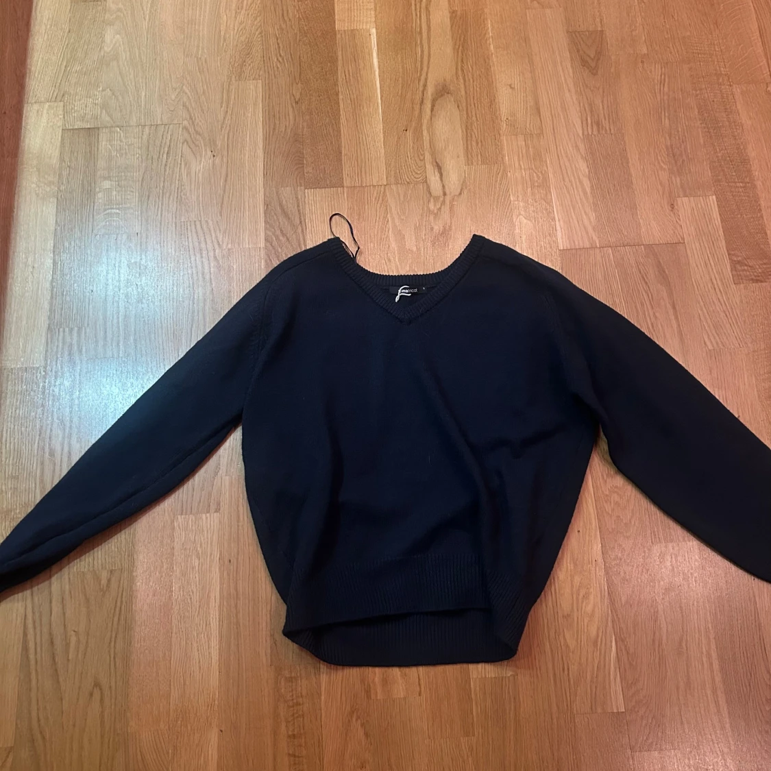 Mörkblå v-ringad stickad tröja  - 2