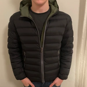 Colmar Jacka S - Colmar jacka i mycket fint skick sjävklart äkta!🙌 size 48 motsvarar S. Perfekt nu till kallare dagar modellen är 1,78 och sitter bra, fraktar samma dag som köp en defekt syns på sista bilden som aldrig syns vid användning för defekten sitter på inre sidan av armen! Nypris 4000 pris ej hugget i sten🙌