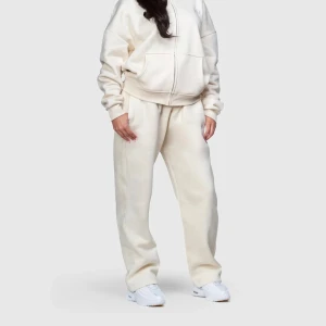 Cream white track suite - Säljer ett par beiga mjukisbyxor med zip hoodie, aldrig använd helt ny med prislapp kvar. 