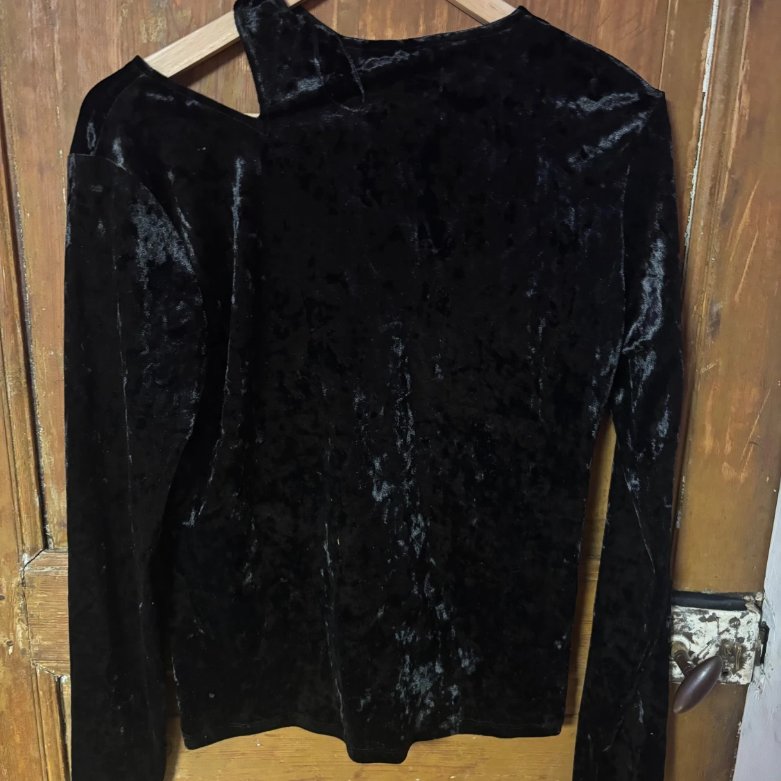 Svart sammetstopp med asymmetrisk hals - 2