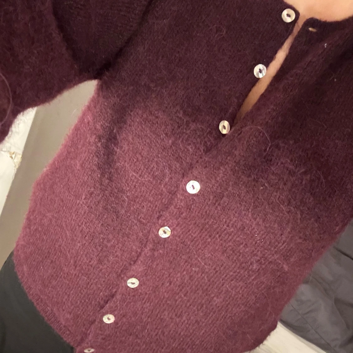 Vinröd kofta med knappar från Ginatricot - 2