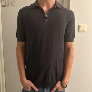 Svargrå Piké  - Svartgrå Half Zip piké i storlek S. Mycket bra skick, mycket bra pris. Passar perfekt till varmare väder eller en dag på Klubben! 180,65kg! Må bäst! 