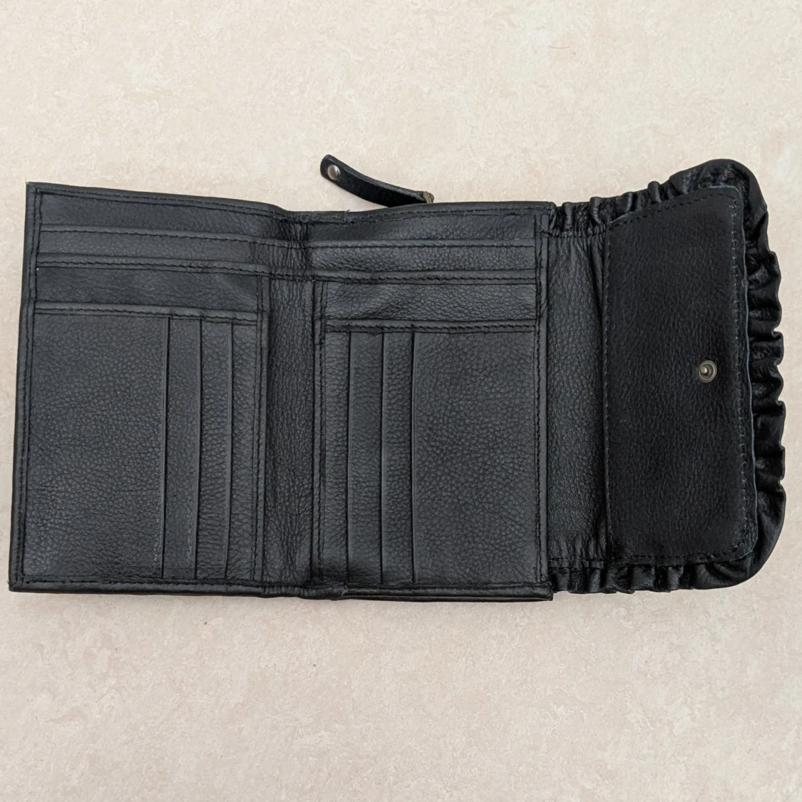 Svart plånbok med volangdetalj - 3